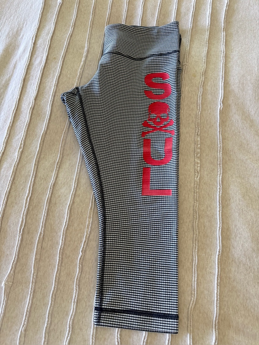 Lululemon women Houndstooth Capri Leggings red Skull 10